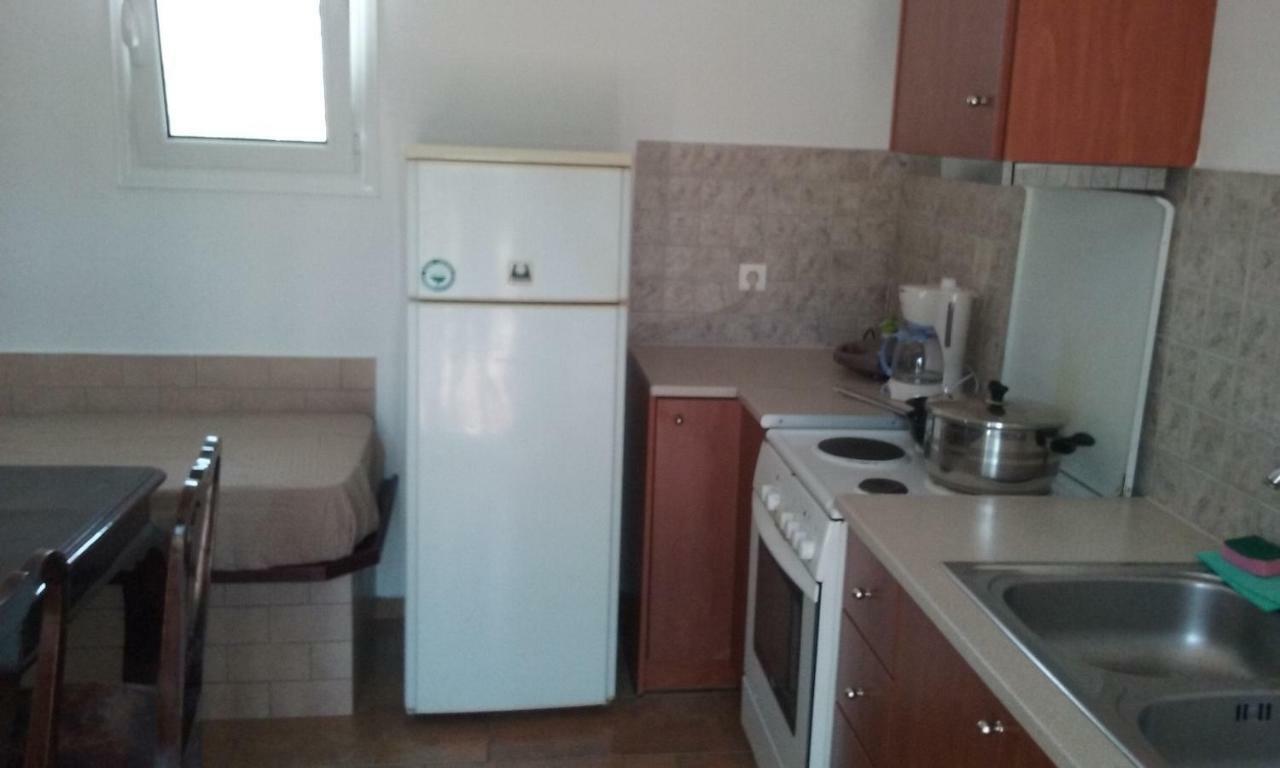 Studio With Tenis Court And Mini Basket Apartment Aigio Exterior photo